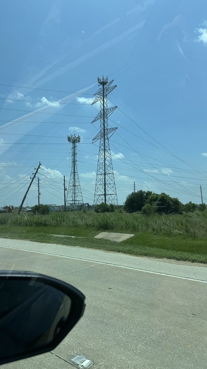 MonitriceMalone's tweet image. Update, power grids and lines are being repaired. A week at best. #WestHouston #GRANDPARKWAY #HoustonTornado