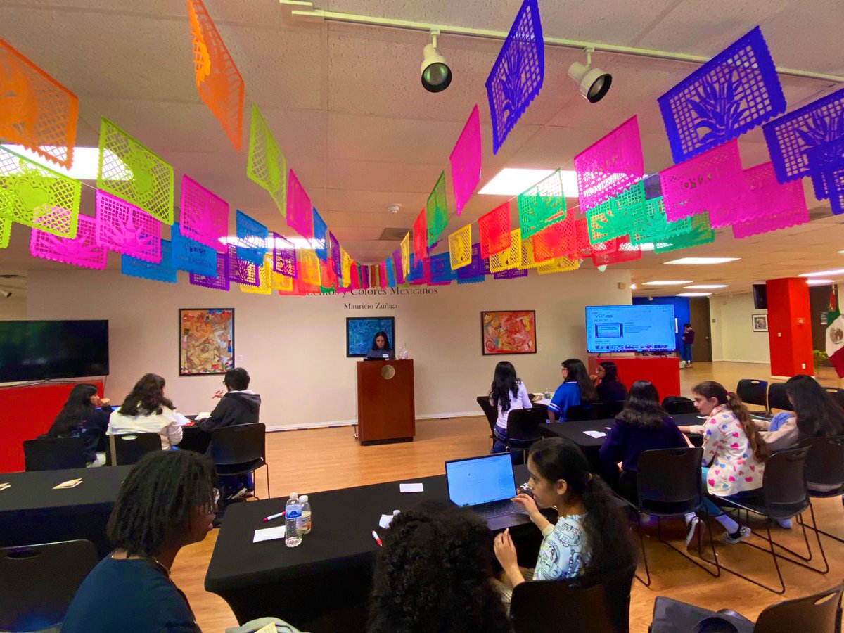 Hoy @ConsulMexDal abrimos las puertas para recibir niñas hispanas participantes en Campamento #STEM de liderazgo co-organizado x #Softtek -orgullosamente 🇲🇽 con sede en Addison- y Alliance of Technology and Women of DFW. Kudos @btycardiele. Educación que cambia el futuro de niñas