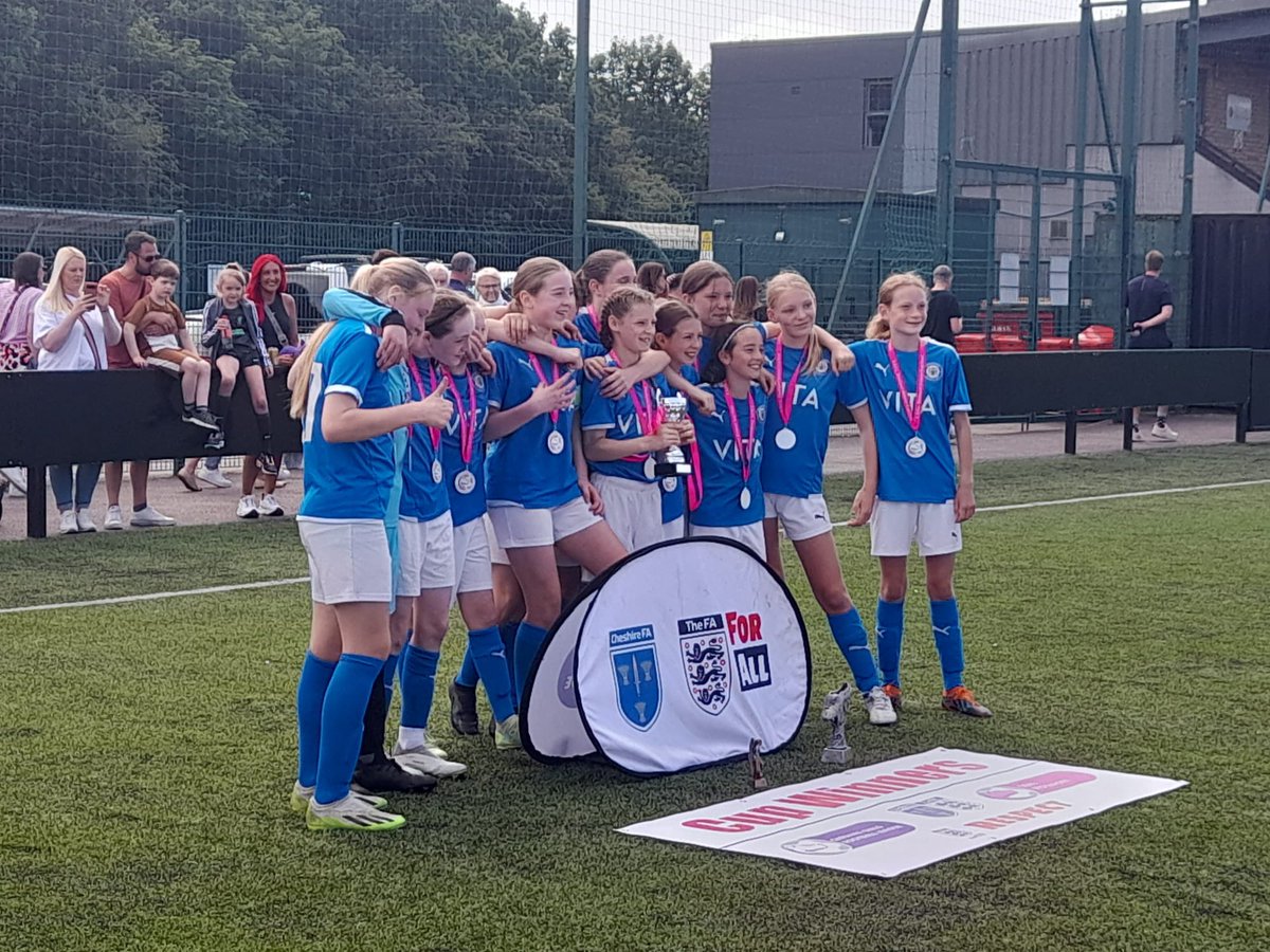 These girls are some team! 💙🤍

Cup final win today - confirming a league and cup double 🏆🏆 

Personally a special season for Emmy

🥅 23 games
⚽️ 40 goals - finishing the leagues top goalscorer 
🅰️ 13 assists
🏆 League Winner
🏆 League Cup Winner

Champions again Ole Ole 💙🤍