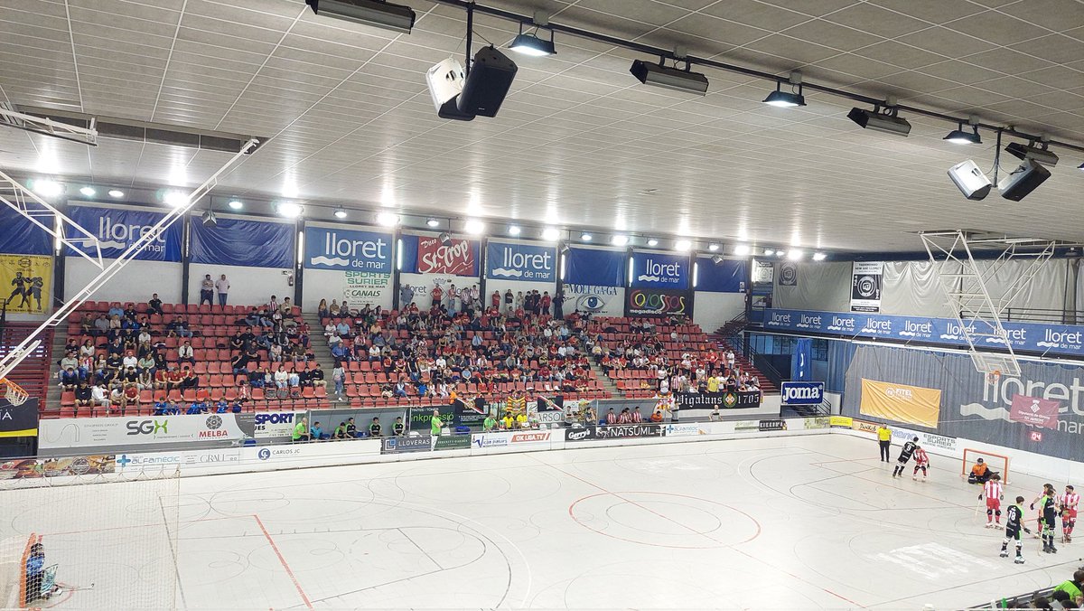 Descans a Lloret de Mar! @HoqueiLloret 1-0 CP Vic Els lloretencs dominen amb gol de Sebas Duhalde. El pavelló a rebentar i amb força afició vigatana. #OKPlata #OKLliga