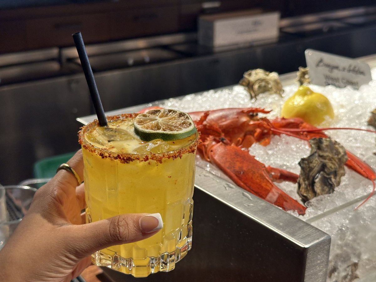 Affordable Times Square Guide 👛

📍Burger and Lobster 132 W 43rd St, Times Square, NYC

🍹 Shell & Sip Happy Hour! $1.50 Oysters, $10 Mojitos and Margaritas and a $20 Happy Hour drink and appetizer 🦪 Monday - Friday, 3pm - 6pm

#TimesSquare #NYC #NYCEats #NYCRestaurants