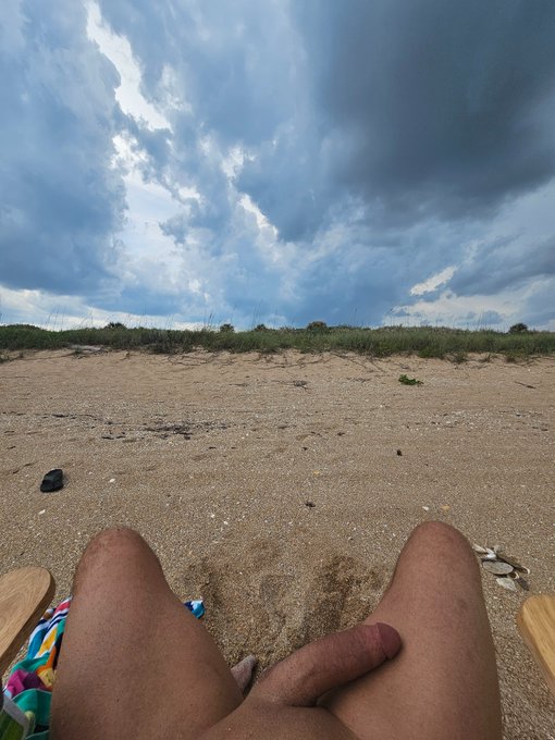 Back at the beach but clouds are rolling in.... #Florida #floridanudebeach #nudebeach https://t.co/X<a href="/tag/florida"class="tags"><span>#florida</span></a><a href="/tag/nudebeach"class="tags"><span>#nudebeach</span></a><a href="/tag/floridanudebeach"class="tags"><span>#floridanudebeach</span></a>