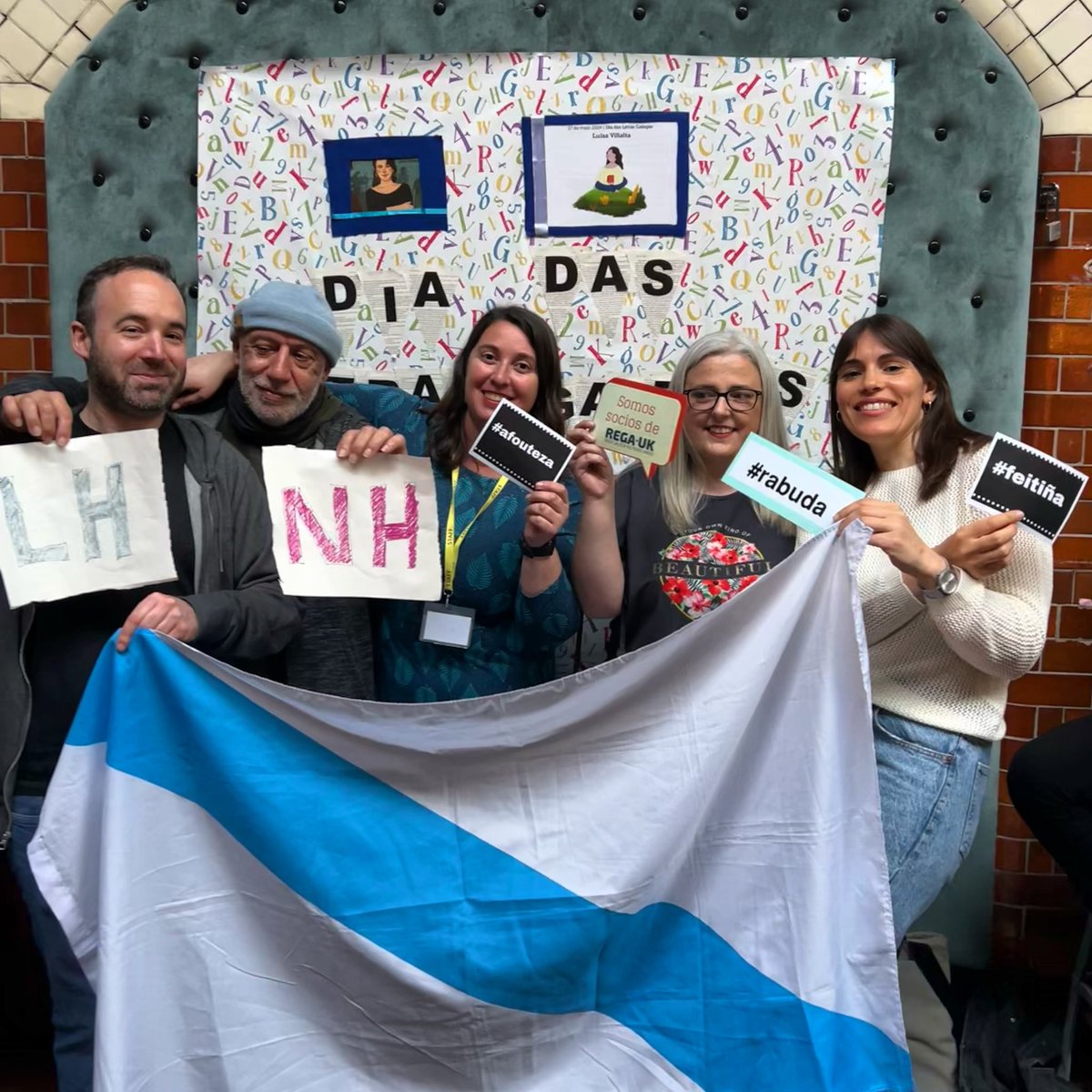 A representación dos @LondonCeltas na festa das Letras Galegas. Grazas @RegaUk por organizar!! 🤍🩵