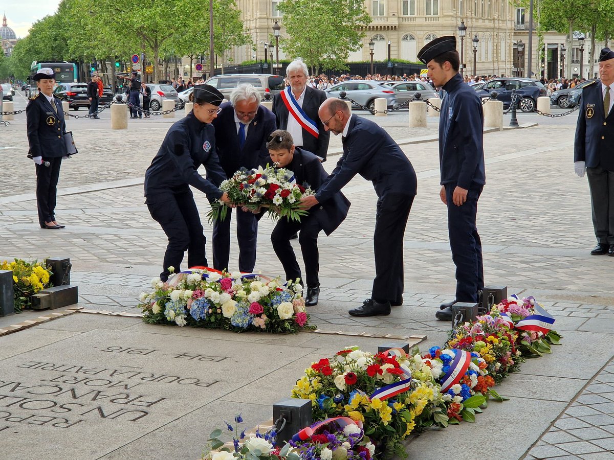 Acgn72's tweet photo. Un moment patriotique intense pour nos cadets qui ont eu l’honneur de participer à la cérémonie de ravivage de la Flamme sous l’Arc de Triomphe 🇫🇷 https://t.co/MEQywGoIeD