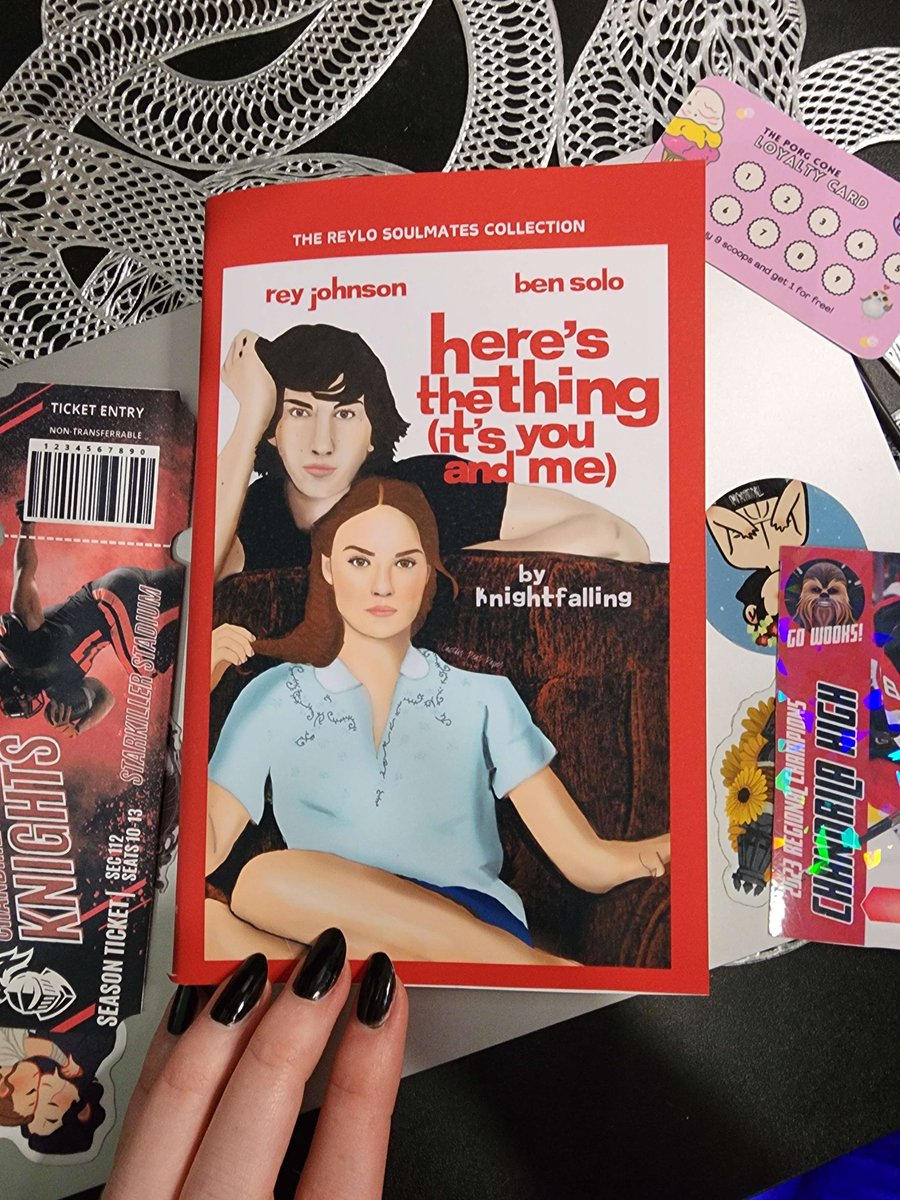 0KnightFalling0's tweet photo. Received a lovely gift in the mail today! It's surreal to hold this fic in my hand and I'm screaming over all the little extras that were included... the soulmate pamphlet! the porg cone rewards card!!

(done by cactuspearpaper over on insta 💖) https://t.co/AbjpEMc7Q1