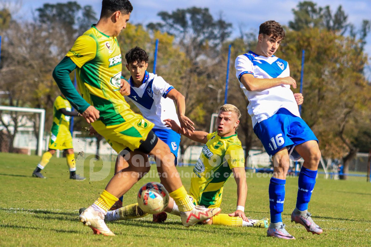 🔥 15 puntos sobre 18. Gran jornada de #Vélez 🆚 Defensa y Justicia en Inferiores. 4️⃣ VÉL 0️⃣ - DEF 2️⃣ 5️⃣ VÉL 1️⃣ - DEF 0️⃣ (Bruno) 6️⃣ VÉL 3️⃣ - DEF 0️⃣ (Acosta, Torrejón y Ortega) 7️⃣ DEF 0️⃣ - VÉL 1️⃣ (Coppo) 8️⃣ DEF 0️⃣ - VÉL 4️⃣ (Escobar x2️⃣, Lozada y Más) 9️⃣ DEF 0️⃣ - VÉL 1️⃣ (Saucedo)