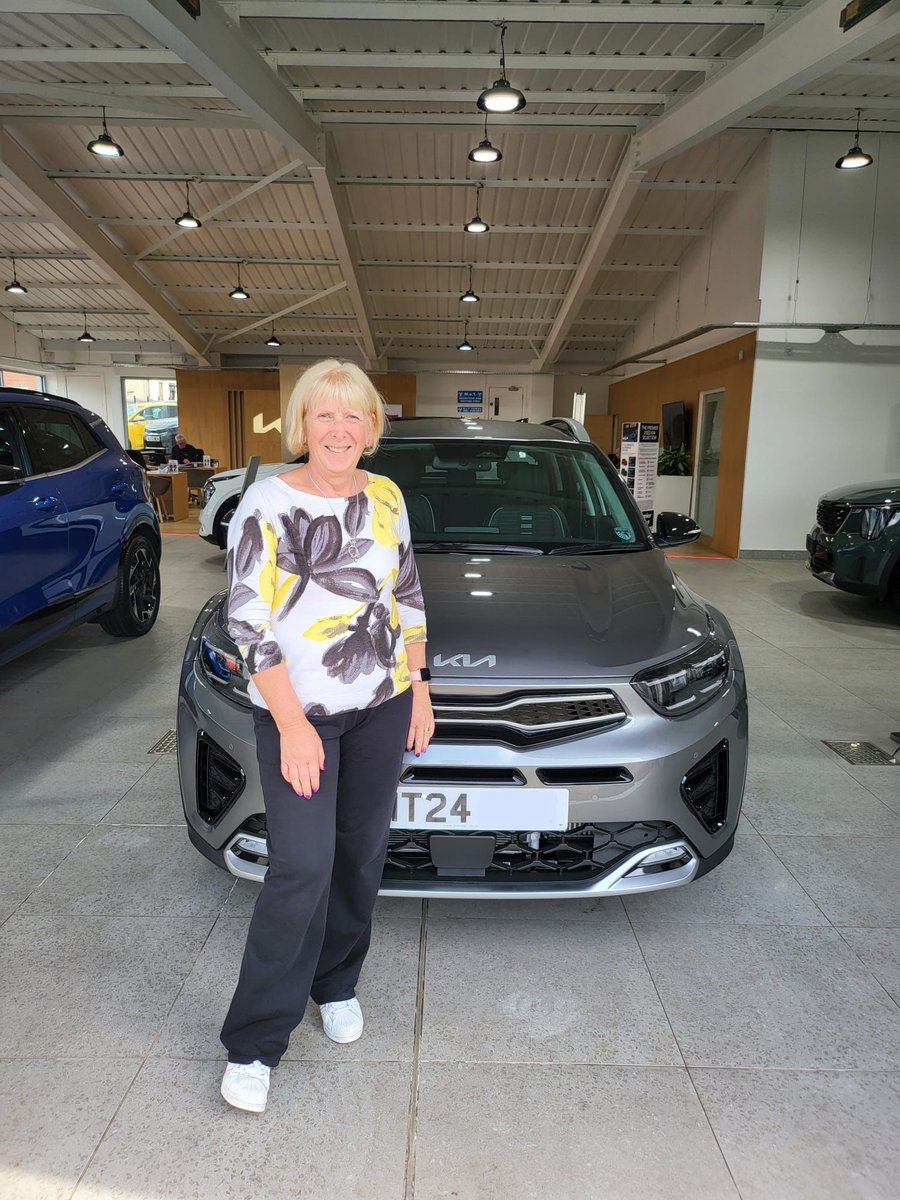 #PremierPeople 📸

Congratulations to Susan Lowndes who recently collected her brand new Stonic GTL-S from Sales Advisor Paul Smith at Kia Rochdale 🎉

Enjoy your new car Susan and thank you for choosing Premier! 

@KiaUK 

#Kia #Stonic #newcar #PremierAutomotive #Rochdale