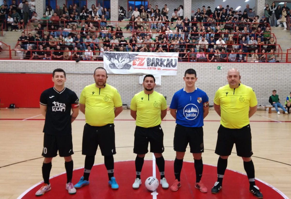 🏆 Play Off 2ª Guipuzcoana | Semifinal

👥 Josu Aranburu / Javier Flores 
👤 Roosevelt Alejandro Rodríguez 

<a href="/TtakunAFT/">TTAKUN.A.F.E</a> 🆚 <a href="/BilkoinFT/">Bilkoin Legorreta FT</a>

#futsal #aretofutbola #futsalreferee #referee #arbitro #arbitra #ctafs #rfef #azkoitia #quenotelocuenten #cogafs