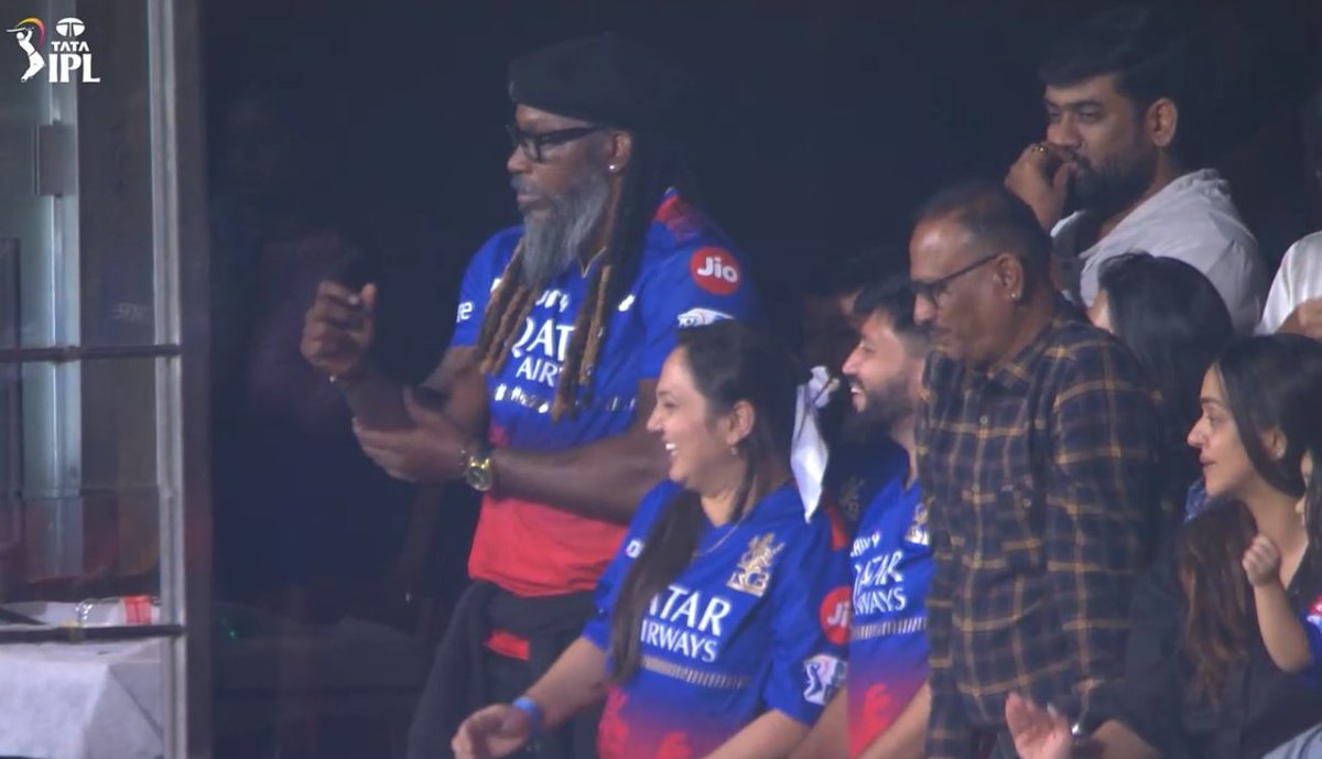 WicketHitting's tweet photo. Chris Gayle from the Chinnaswamy Stadium.💙
#RCBvsCSK #Virat #MSDhoni #Kohli #ViratKohli𓃵 #ViratKohli #KingKohli #Bengaluru #Fixer #Umpire #Rain #OnlyRCB #Jadeja #whatacatch #yashdayal #RCBVCSK #Thala #Mahi https://t.co/H5Dk9HVpME