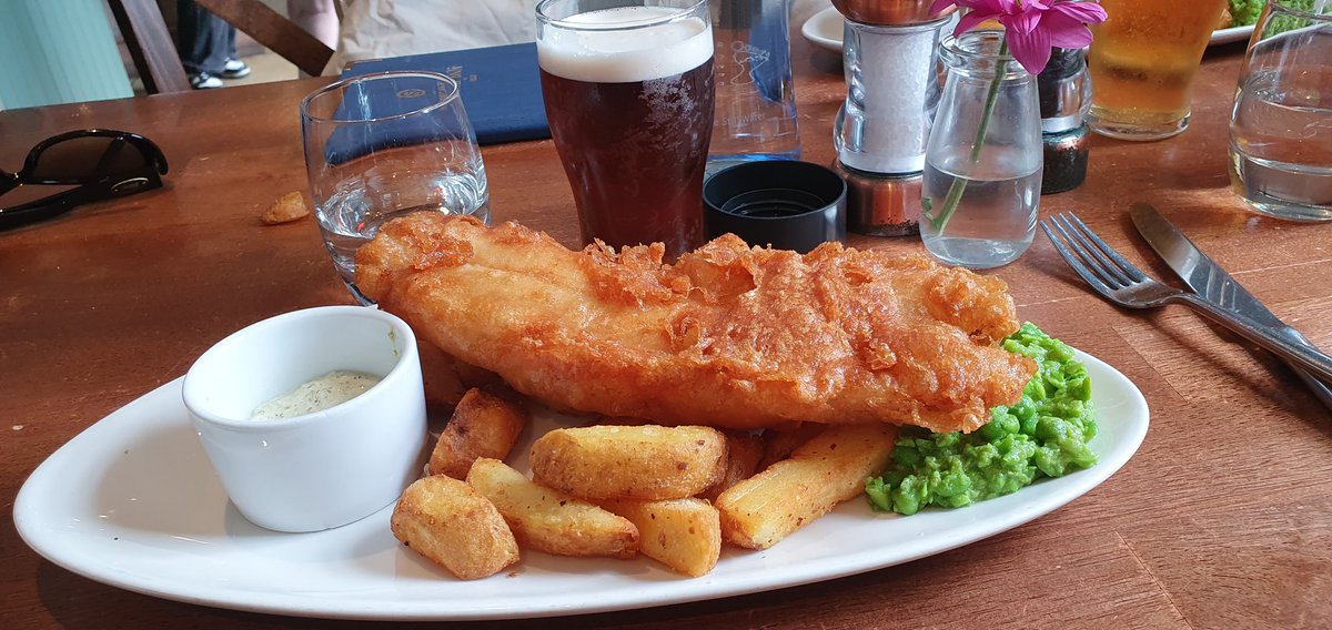 Ever been to the Ship Inn in Elie? 🌊🌞🐶🍻 They serve ⭐️⭐️⭐️⭐️⭐️ fish & chips (I know this is contentious, but could it be the best in Fife?) & are also super #DogFriendly! Seriously, they have a dog menu! Lucy dog loved the pupcorn, flavoured with 🐔 Well done @elieshipinn 👏