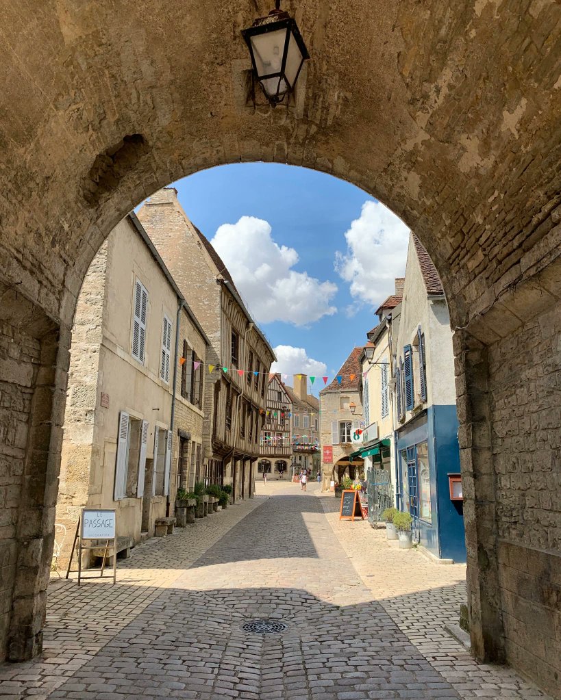 Noyers-sur-Serein, Bourgogne, France