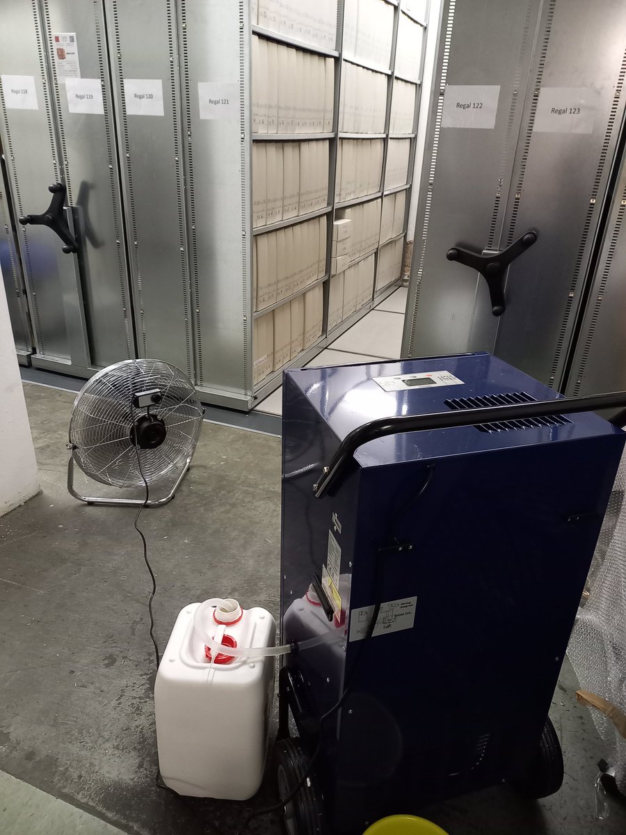 saarchivar's tweet photo. 2/3 Der provisorische Wassergraben hat das Wasser erfolgreich abgeleitet, es ist über Nacht kein Wasser mehr ins #Landesarchiv nachgelaufen. In zwei betroffenen Magazinen laufen seit heute Vormittag Bautrockner &amp; Ventilatoren. #Saarland #SaarLA #Unwetter https://t.co/HITJvapDRS
