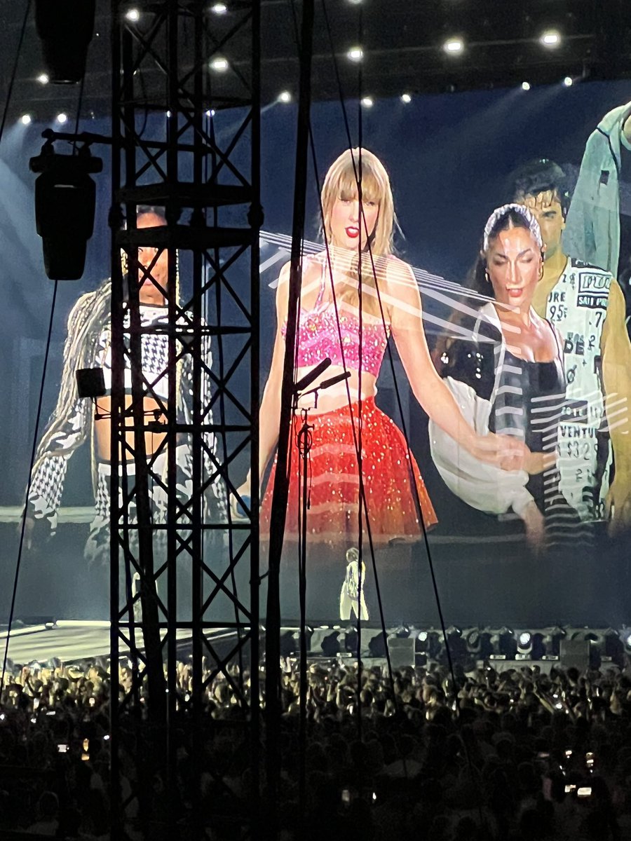 🚨| TAYLOR SWIFT STUNS IN NEW '1989' OUTFIT FOR TONIGHT'S SHOW OF 'THE ERAS TOUR' IN STOCKHOLM, SWEDEN! #StockholmTSTheErasTour