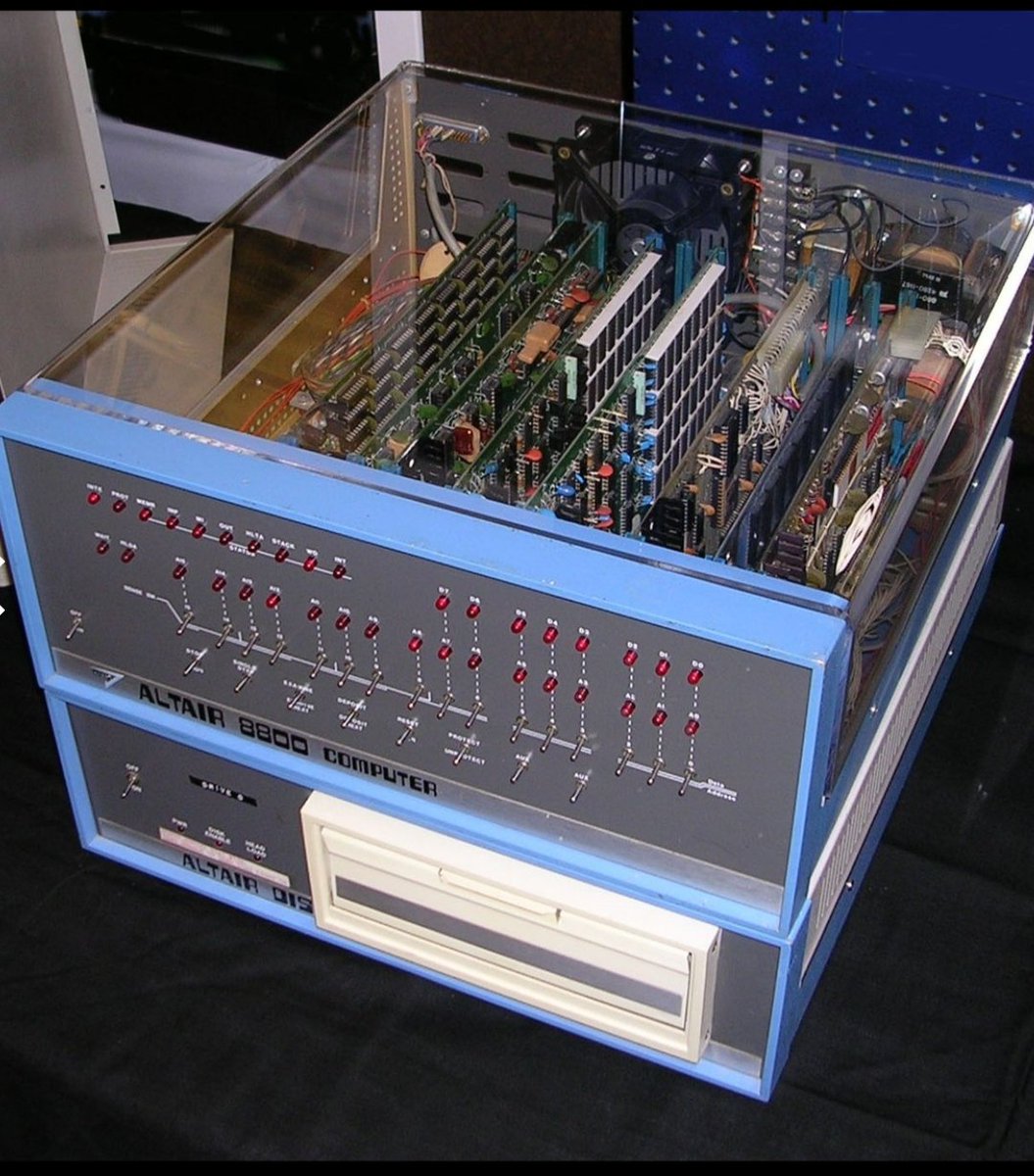 GabryBab10's tweet photo. #Altair8800  microcomputer progettato nel 1974 dalla #MITS e basato sulla #CPU Intel 8080.
Apparve sulla copertina del numero di gennaio 1975 di #PopularElectronics e fu venduto per corrispondenza tramite pubblicità  #AmericanGenius #Jobs
 VS #Gates 
 https://t.co/JyIw6cFXp5 https://t.co/Hd6Xehyguk