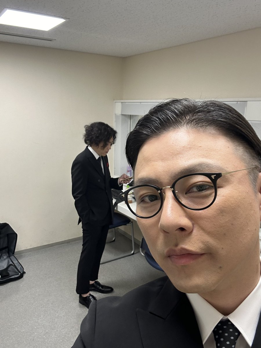 gakutenokuda's tweet photo. 打ち上げが終わり、家に帰ってきてシャワーを浴びました！応援してくださった皆さま、ありがとうございました！THE SECOND優勝しました！

写真は本番直前の楽屋。こんな日が来ることを信じてはいたけど、今日がそうなるなんて思い込めていない2人です。

明日は朝から神保町！寝ないと！ https://t.co/A24MBRp9yu