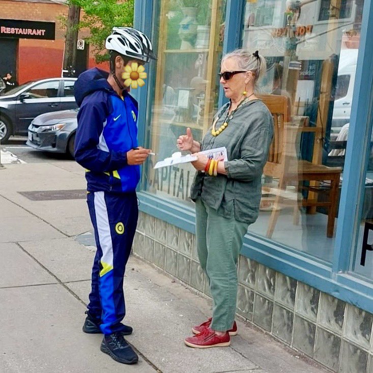 Another great outreach supporting LCBO workers! More and more people understand why we need to #KeepLCBOpublic and support good jobs in our neighbourhoods. Send your own message to Premier Doug Ford here: justice4workers.org/lcbo 
#Justice4Workers #ONpoli