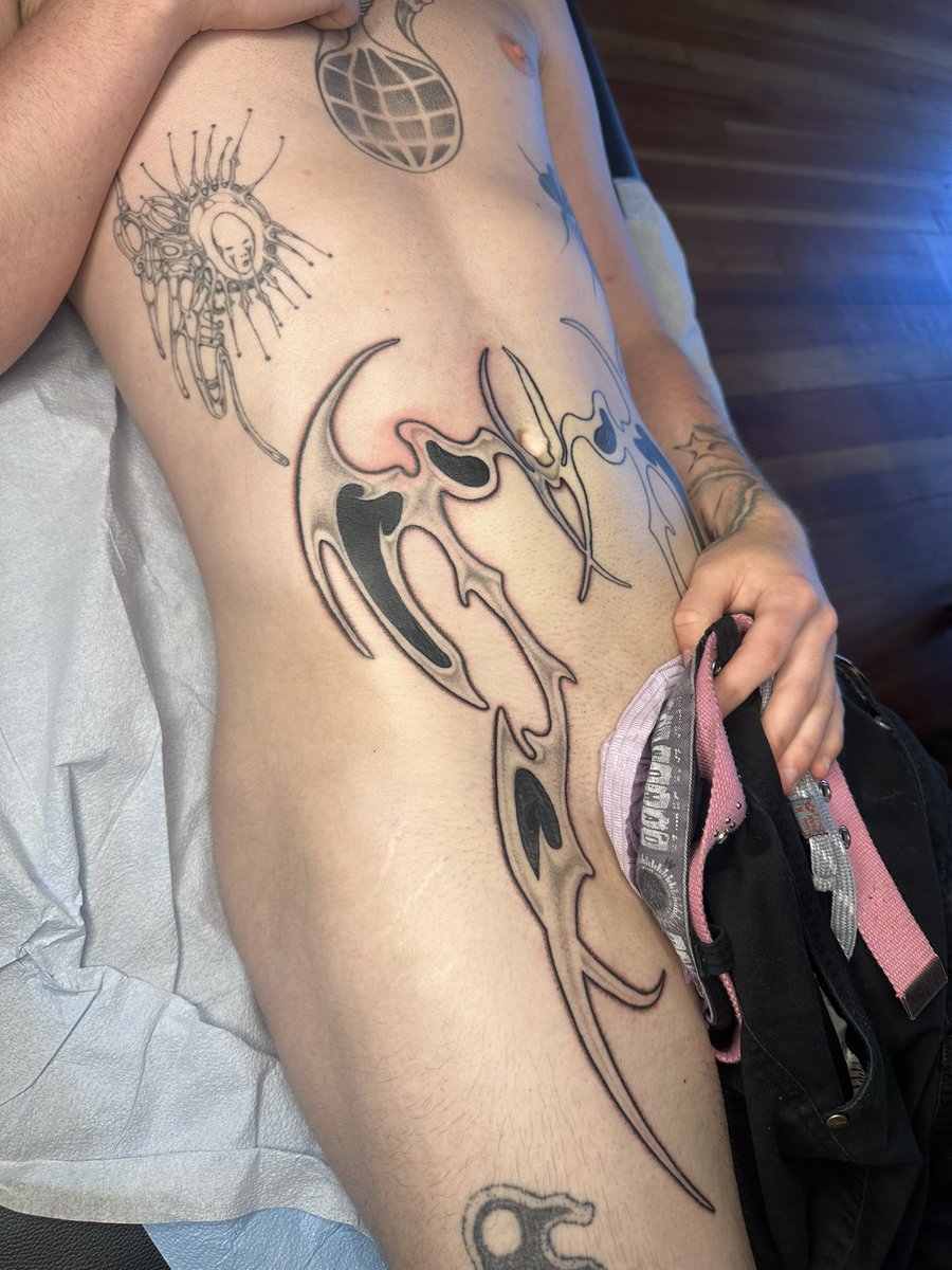 subudubdub's tweet photo. Been doin some crazy tattoos lately. Would've never predicted this is the work I'd be putting out 4 years ago. Relearning simple shapes has given me more satisfaction than figurative work and oooweeee this shit feels nice https://t.co/pIEnkCkCwC