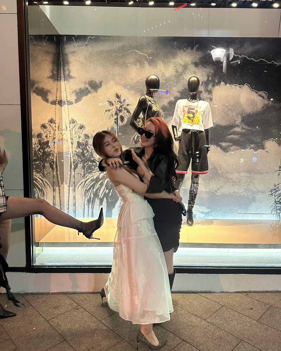 The towering trees create a sense of vertical wonder, reaching towards the heavens. #VerticalWonder