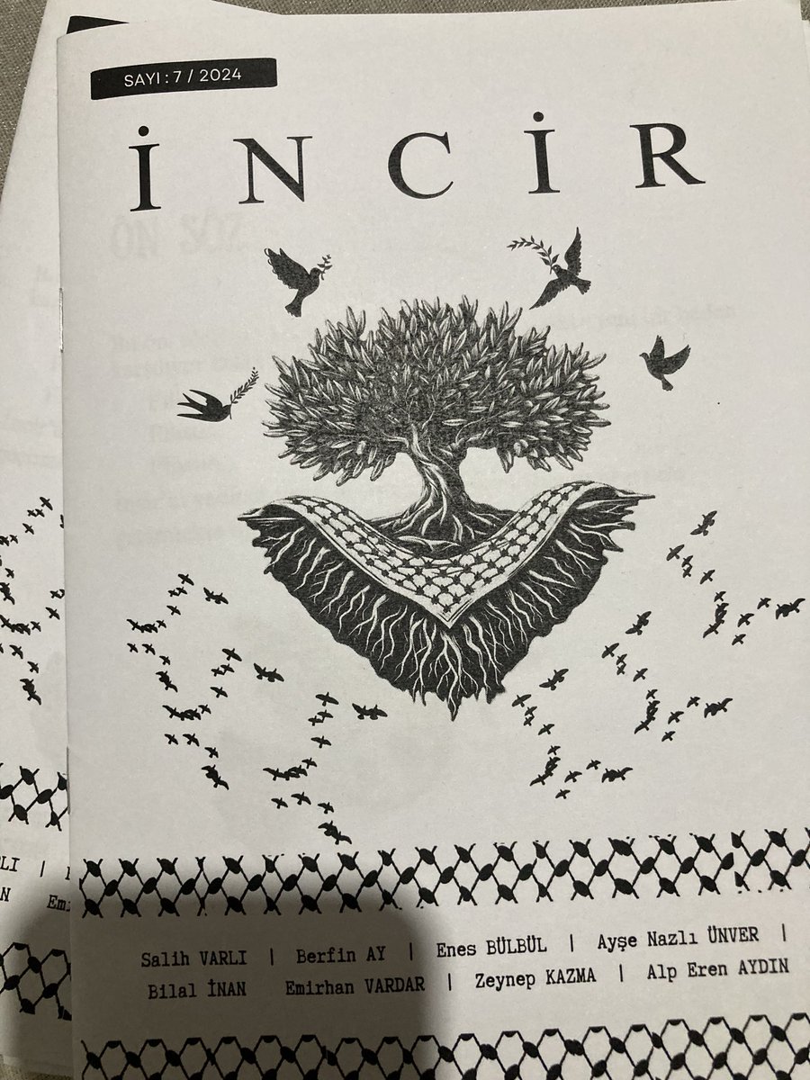 Sultangazi Yazı Akademisinde 5 yıldır bir arada olduğumuz ve çoğu artık üniversiteli olan, ulusal dergilerde de boy gösteren gençler çıkarıyor İncir’i. Büyük bahtiyarlık benim için. Demek ki öğretmenlik böyle bir şey.
Filistin’e selam durdukları bu sayı için ayrıca tebrik etmeli.