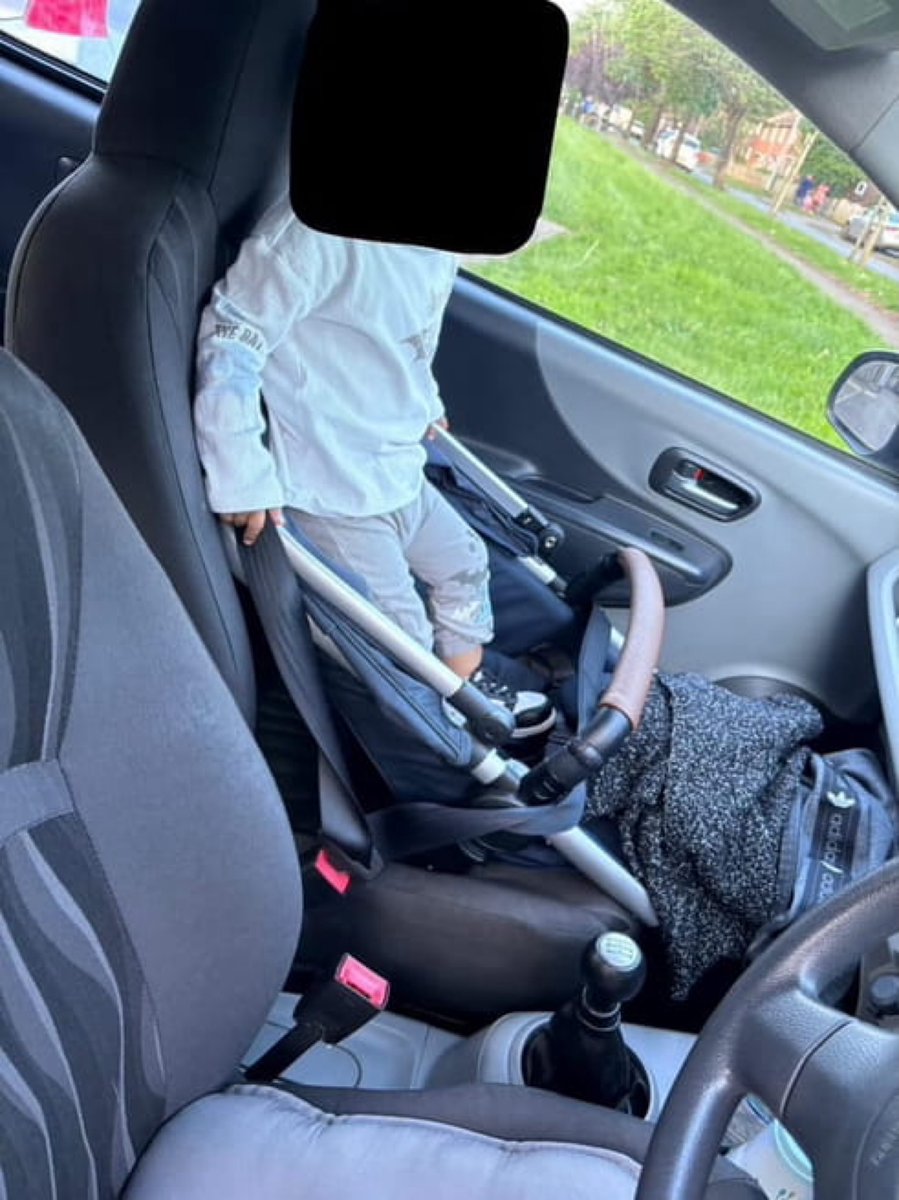 The driver past a #GMPMotorcycleUnit officer on Woodland Avenue, Gorton with the child standing on the front seat.
You would be mistaken in thinking that’s a car seat.  It is in fact, the back of a pram with a seatbelt wrapped around.
Driver reported.
Utterly ridiculous #fatal4