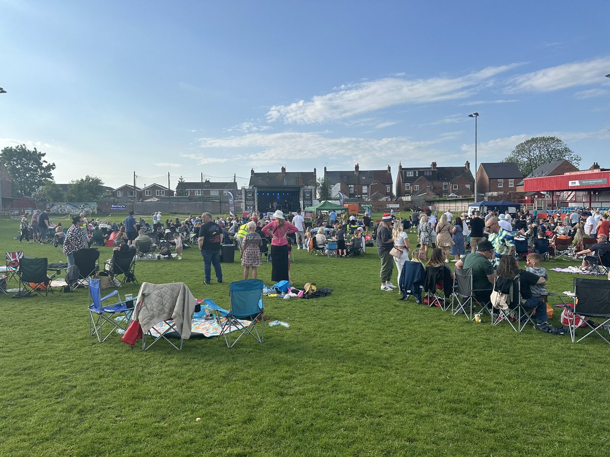 Lovely to catch up with Corby at @GresleyRovers ground where the brilliant @Milesforsmiles5 were holding a music festival. 🎶🎸🥁🎤🎹 And what gorgeous weather for it! ☀️ I had my second frozen treat of the day! #MusicFestival #BritishSummertime #SouthDerbyshire #Sunshine