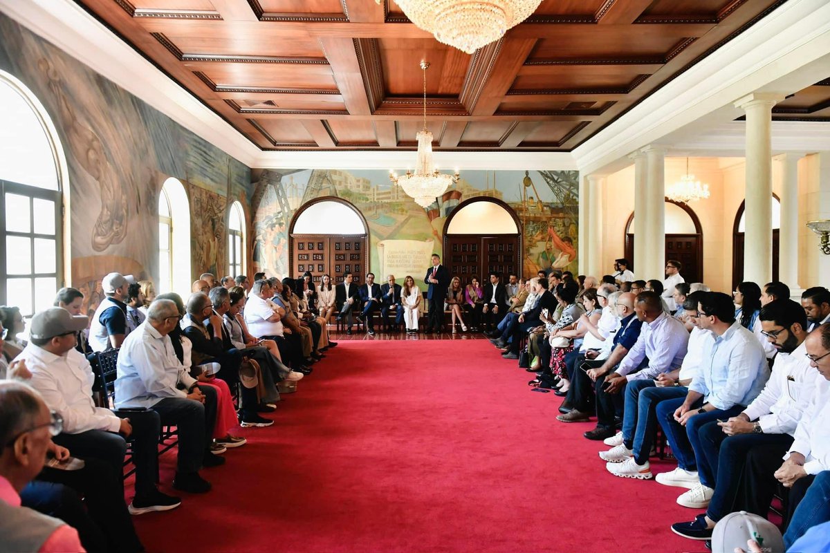 Gran reunión con nuestro Presidente @alitomorenoc en el Palacio Consistorial, agradecemos el cálido recibimiento de @CarolinaMejiaG Alcaldesa de Santo Domingo, mujer comprometida con el fortalecimiento democrático. En la democracia florece la voz del pueblo. @CopppalObserva 🌎