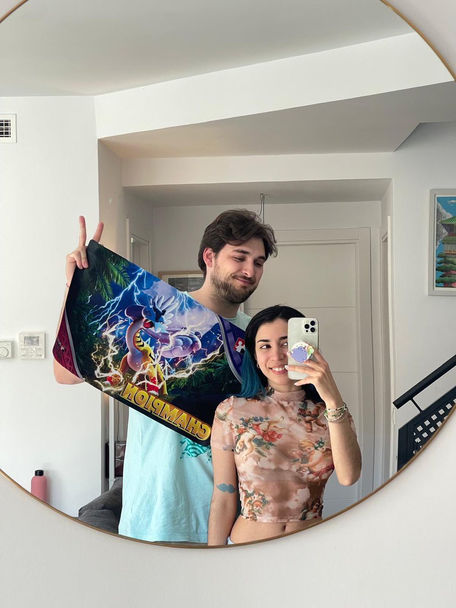 Ahora si , nos vamos a Hawai 😍🌺

Me clasifico para el Mundial de TCG Pokemon, en mi primera temporada jugando esta maravilla de juego , bendita locura 🫶

Muchas gracias a toda la gente me ha ayudado y que he conocido estos últimos 9 meses, creo que han sido los 9 meses mas