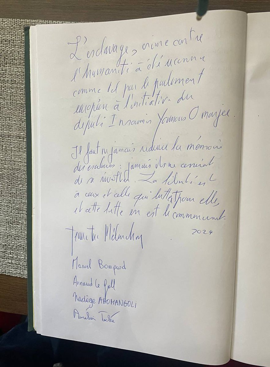 Ce matin, visite de la maison des esclaves sur l’île de Gorée. Beaucoup d’émotion en ce lieu qui fut la dernière étape avant la grande déportation. La traite négrière transatlantique constitua un crime contre l’humanité : hommage à la lutte des esclaves pour leur libération.