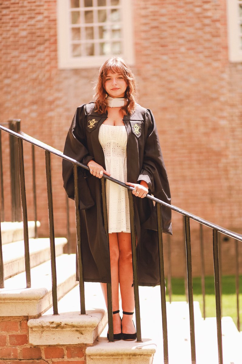 classicallyamy's tweet image. already posted but now I have my official grad pics back teehee