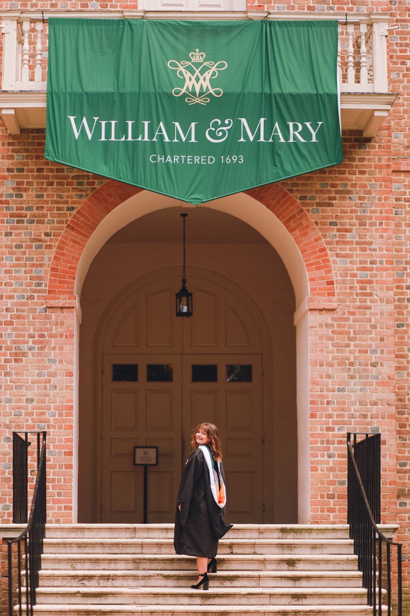 classicallyamy's tweet image. already posted but now I have my official grad pics back teehee