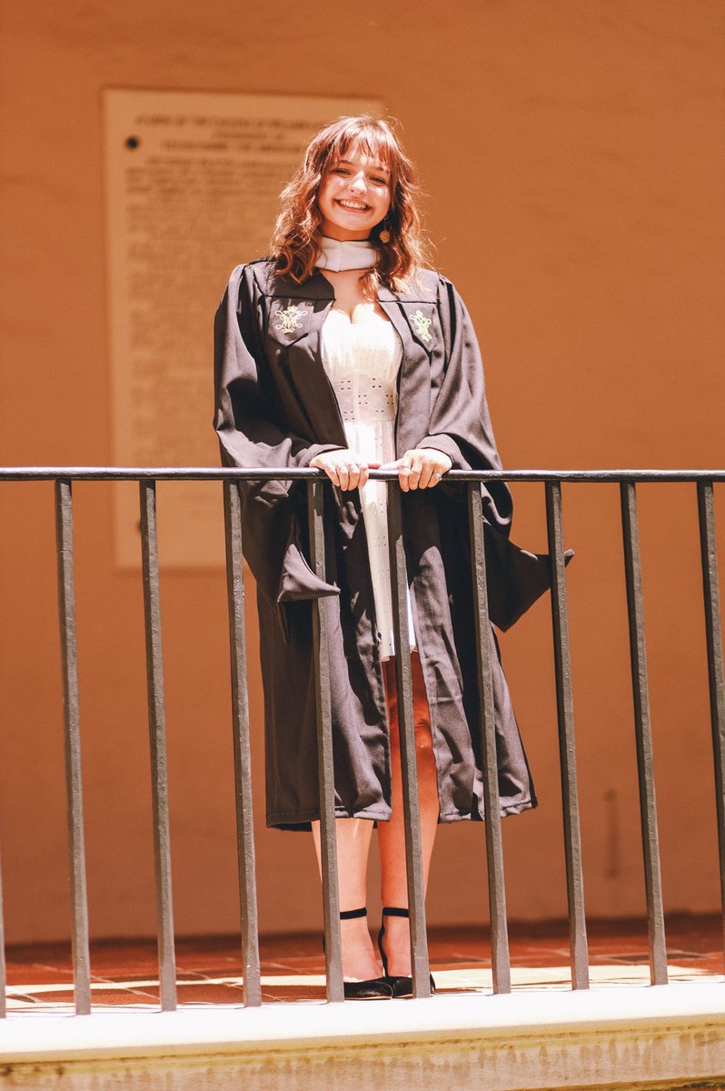 classicallyamy's tweet image. already posted but now I have my official grad pics back teehee