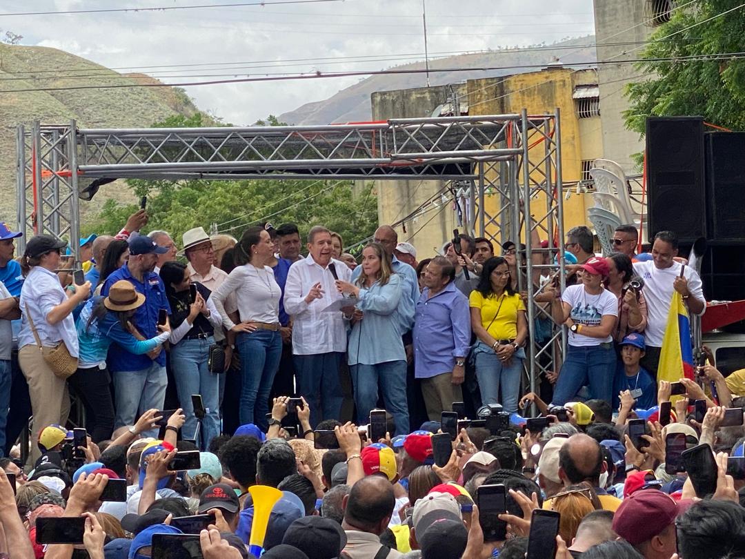 El candidato presidencial del principal bloque opositor, Edmundo González Urrutia, prometió este sábado que, en caso de ganar las elecciones del próximo 28 de julio, en Venezuela gobernará un presidente que no insultará a sus adversarios políticos. #Regionales #18Mayo