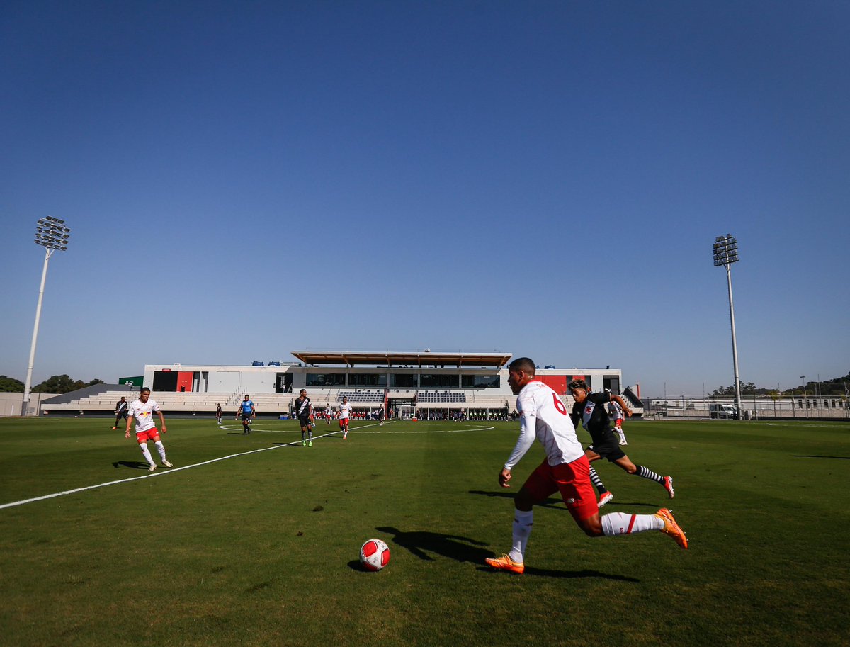 Neste sábado, o sub-23 do Braga fez um amistoso contra o Vasco no mini estádio do Centro de Performance & Desenvolvimento. O espaço está pronto para receber jogos das categorias de base do #MassaBruta! 🤩 📸 Ari Ferreira | Red Bull Bragantino