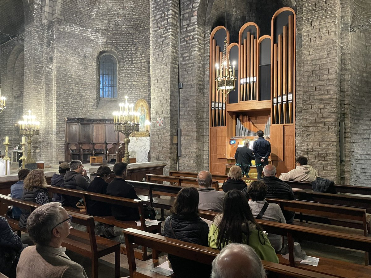 🎹 Ara mateix al Monestir de Santa Maria de #Ripoll, concert d’orgue de Sant Eudald, al P. Gregori M. Estrada «In memoriam». Concert «Pro orgue». A càrrec de Modest Moreno i Morera.
