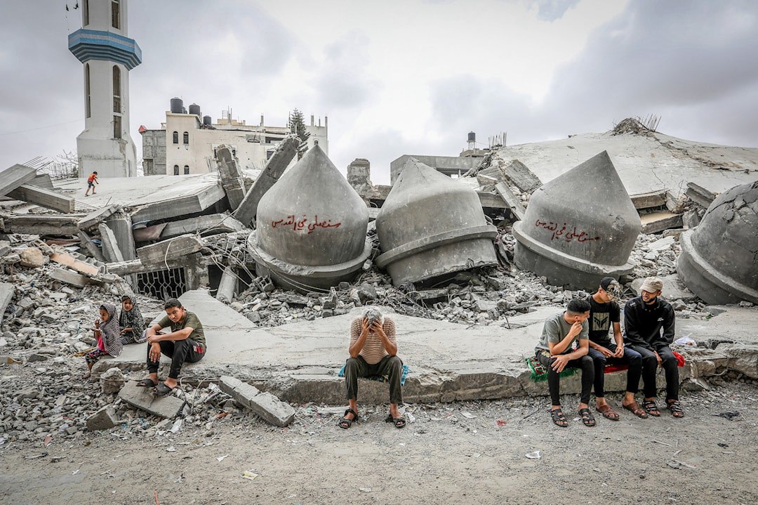 İsrail şu ana kadar Gazze'de 604 camiyi tamamen yıktı. Evleri, hastaneleri,camileri, kiliseleri ve bütün ibadethaneleri yıkarak tüm dini ve insani değerleri,uluslararası yasaları ihlal etmeye devam ediyor.