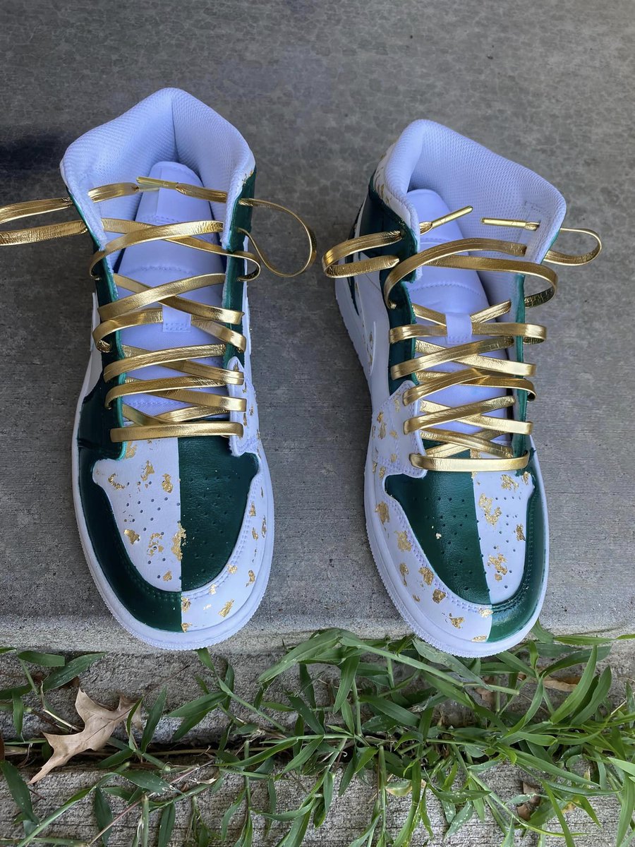 Klatcustoms's tweet photo. Emerald Green Homage Style AJ1's #CustomSneaker https://t.co/miZUzPCIZx