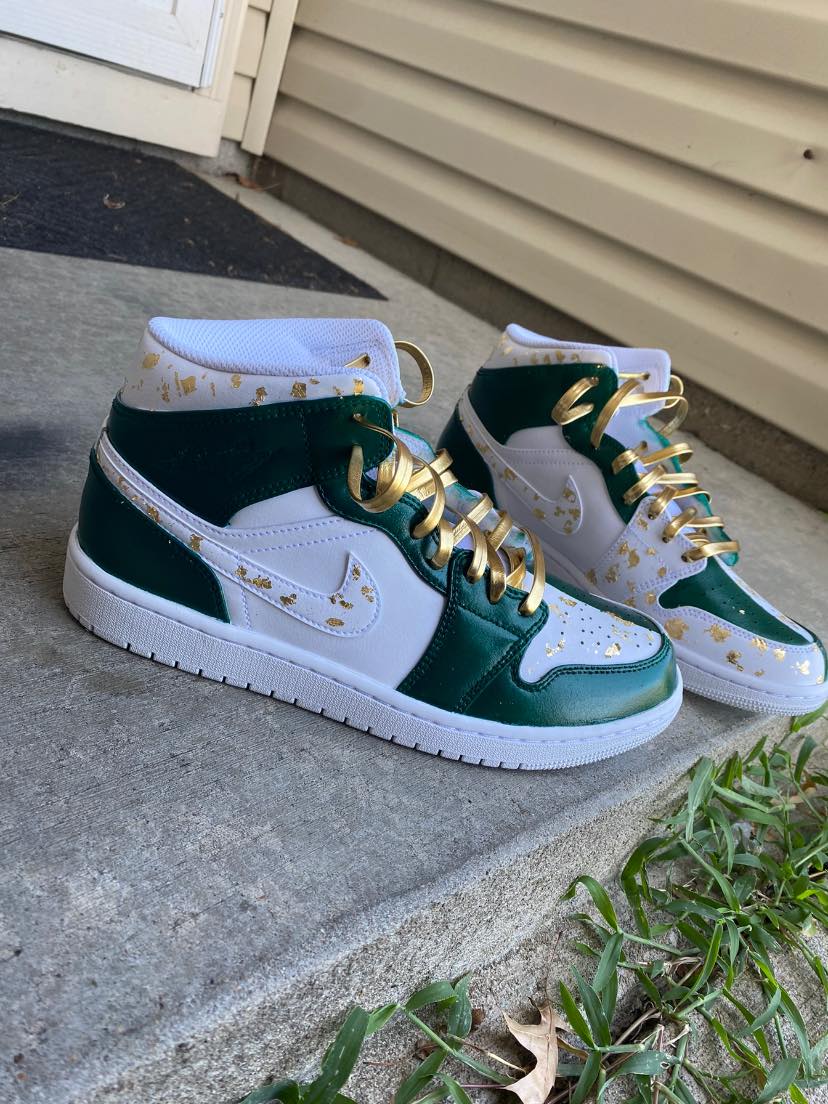 Klatcustoms's tweet photo. Emerald Green Homage Style AJ1's #CustomSneaker https://t.co/miZUzPCIZx