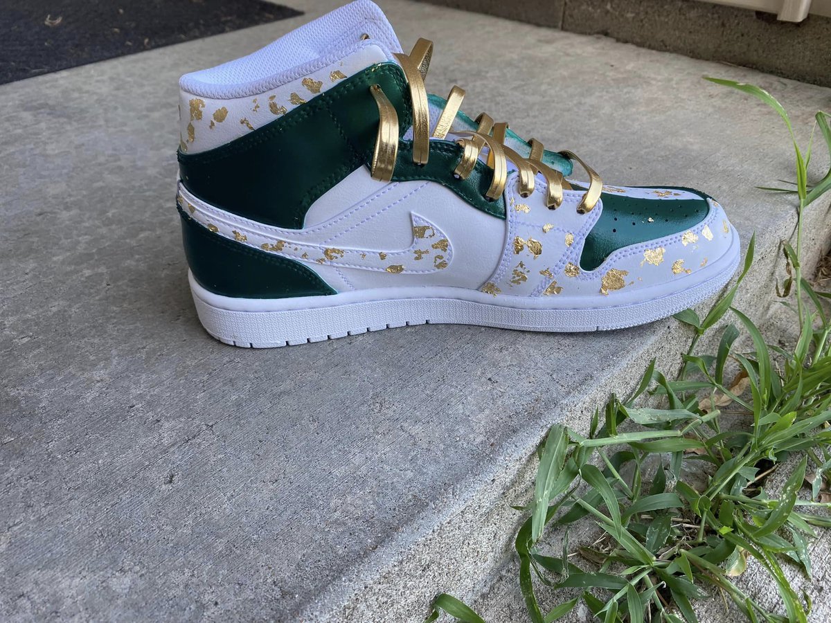 Klatcustoms's tweet photo. Emerald Green Homage Style AJ1's #CustomSneaker https://t.co/miZUzPCIZx