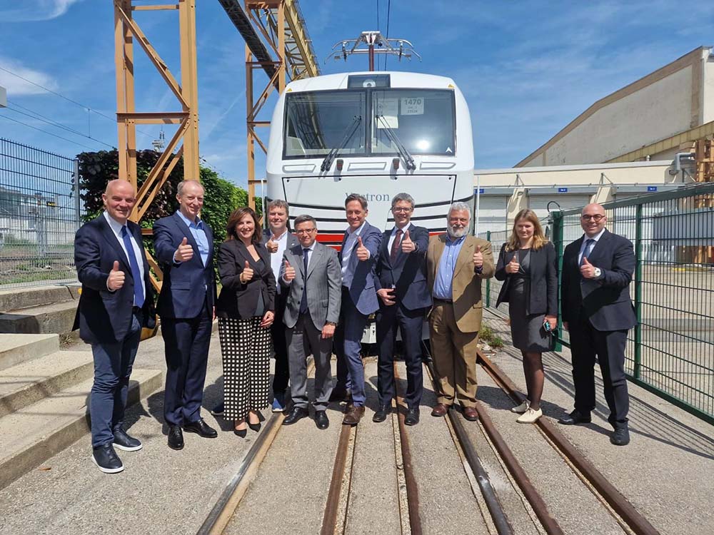 Treni del futuro: ecco le nuove locomotive interoperabili di @SiemensMobility !
L'articolo sul nostro sito: rottadeitrasporti.it ➡️ urly.it/3_ac5
 @Siemens @fsitaliane @TXLOGISTIK @InnoTrans @MesseBerlin @StadtMuenchen @muenchen 

#rottadeitrasporti #rail