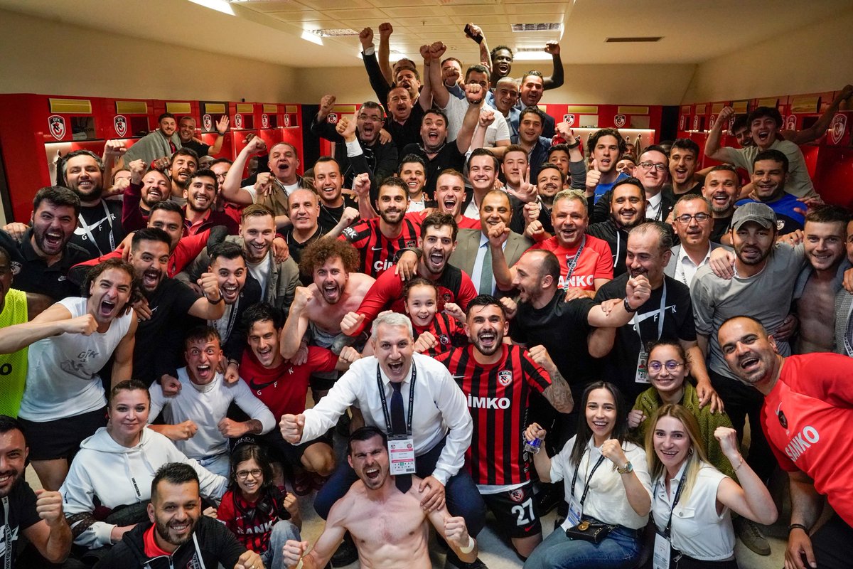 ❤️🖤 Tebrikler Gaziantep! İnanarak mücadele ettiniz. Sezon boyunca kırmızı siyah forma ile ter döken tüm futbolcularımıza ve destekleriyle takımımızın yanında olan hemşehrilerimize canıgönülden teşekkürler.
