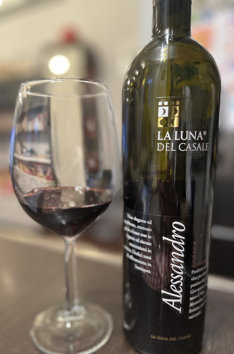 Un taglio bordolese (ormai si chiaman tutti così) laziale: Merlot, Cabernet Sauvignon e Montepulciano dell’Azienda La Luna Del Casale di Lanuvio: anche nel Lazio si fanno ottimi rossi. Sapevatelo… @LaLunaDelCasale #winelovers