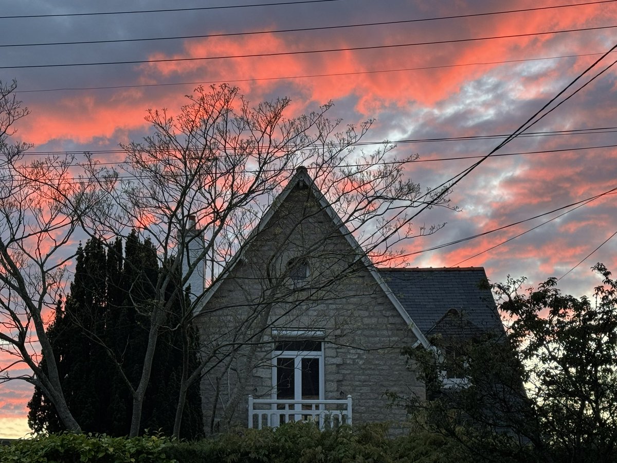 Tras las #Tormentas ha llegado la calma hasta #Quimper #Bretagne #France #Bretaña #Francia y el día se despide con este precioso #Candilazo @MeteoBretagne @SebDecaux