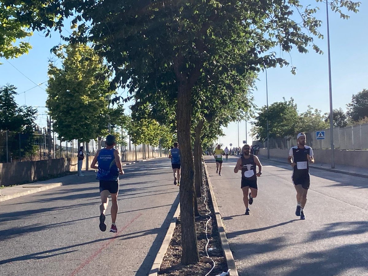 DaimielNoticias's tweet photo. 🏃La primera Milla urbana del barrio de San Isidro, organizada por la Asociación de vecinos del barrio y el Club de Atletismo Saturno, deja buenas sensaciones con una participación de 100 niños y 55 adultos. Rodrigo Peral, presidente del Club, resaltó el alto nivel que hubo. https://t.co/yPxq5qb7bg