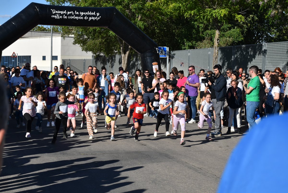 DaimielNoticias's tweet photo. 🏃La primera Milla urbana del barrio de San Isidro, organizada por la Asociación de vecinos del barrio y el Club de Atletismo Saturno, deja buenas sensaciones con una participación de 100 niños y 55 adultos. Rodrigo Peral, presidente del Club, resaltó el alto nivel que hubo. https://t.co/yPxq5qb7bg