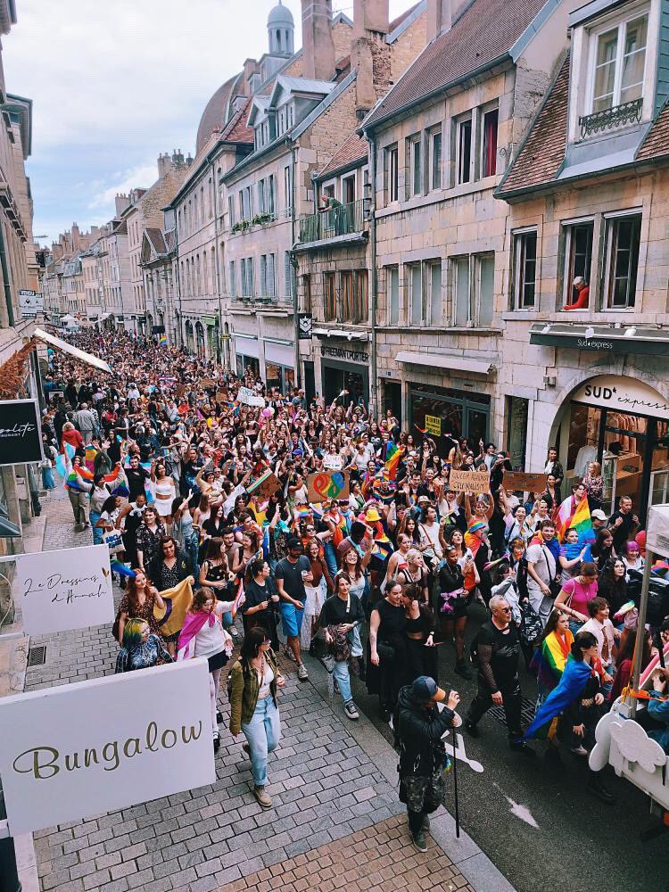 Plus de 1100 personnes étaient réunies ce jour à #Besançon pour participer à la Marche des Fiertés 🧡💜💙💛 Un très bel après-midi festif organisé par le collectif bisontin #17mai 👏 • 📸 Association Le Cercle