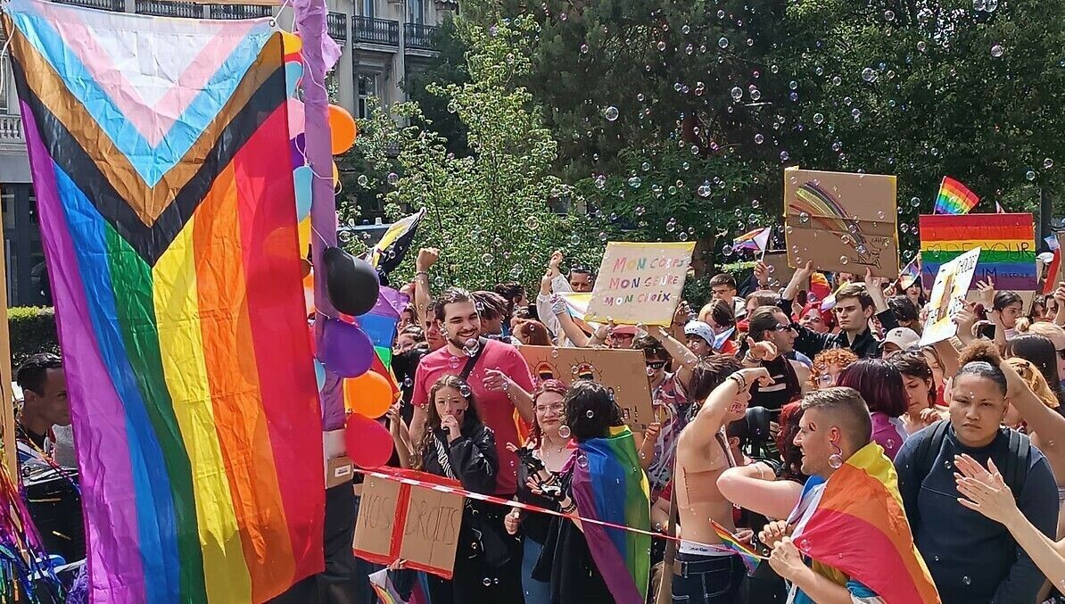 🏳️‍🌈 EN IMAGES - 500 personnes réunies pour la cinquième marche des fiertés à #Valence #Drome #LGBTTTQI ➡️ l.francebleu.fr/NT90