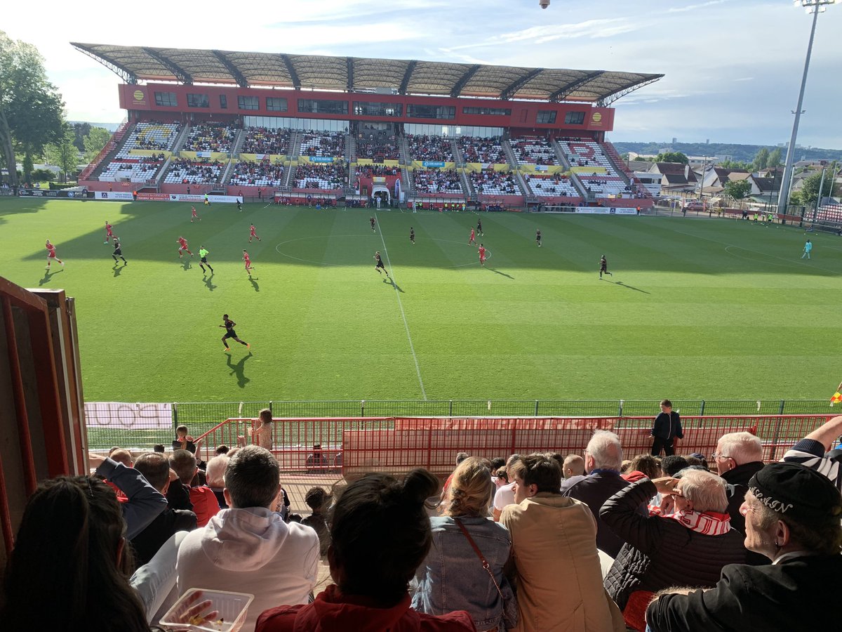 Dernier match de la saison pour le @FCRouen ⚽️ 

La ferveur de tout un peuple de supporters, la dynamique sans faille des joueurs et de l’équipe, une envie que rien de s’arrête et l’espoir toujours présent. Rien n’est fini, ne rien lâcher ! 🔴⚪️