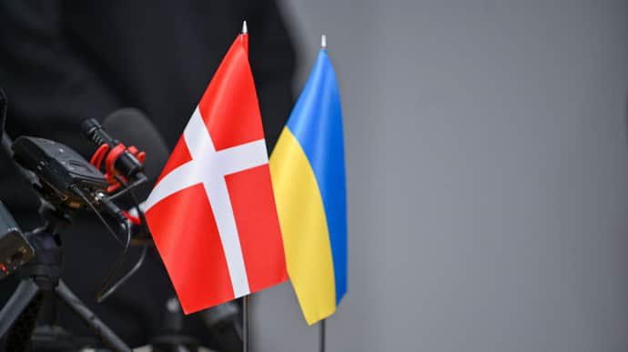 • الدنمارك 🇩🇰 تعلن عن مساعدات عسكرية لأوكرانيا 🇺🇦 بقيمة 813.5 مليون $ • جزءاً من المساعدات سيتم استخدامها لصيانة المدفعية والقذائف والألغام المضادة للدبابات للقوات الأوكرانية • في ديسمبر 2023 دخلت الدنمارك في شراكة مع السويد 🇸🇪 لدعم دفاعات كييف بمركبات المشاة القتالية CV90