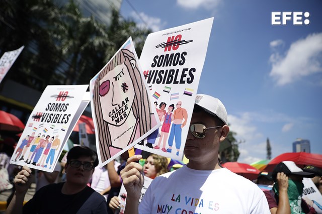 Cientos de transexuales integrantes de colectivos de la comunidad LGBTI denuncian los 'constantes ataques' a sus derechos, la 'falta de garantías' y el 'aumento de un discurso de odio' por parte del Estado de El Salvador. 📸Rodrigo Sura