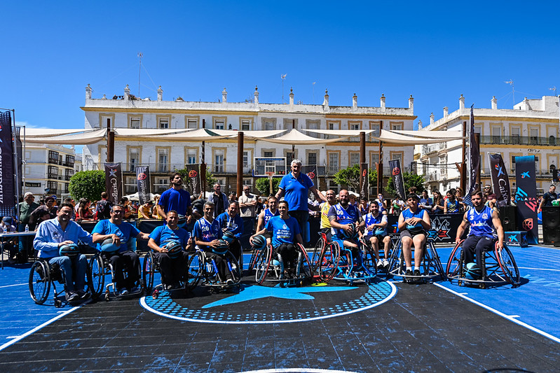 📸 ¡2ª parada #Plaza3x3CaixaBank 2024 🏀 👉 Plaza del Rey de San Fernando! Visitantes y jugadores participaron en la iniciativa #MácarteUnTripleSolidario⛹️‍♀️⛹️‍♂️. Los triples anotados se convirtieron en ayuda económica a favor de @UPACESanFdo. #CreemosEnElBaloncesto @baloncestoESP